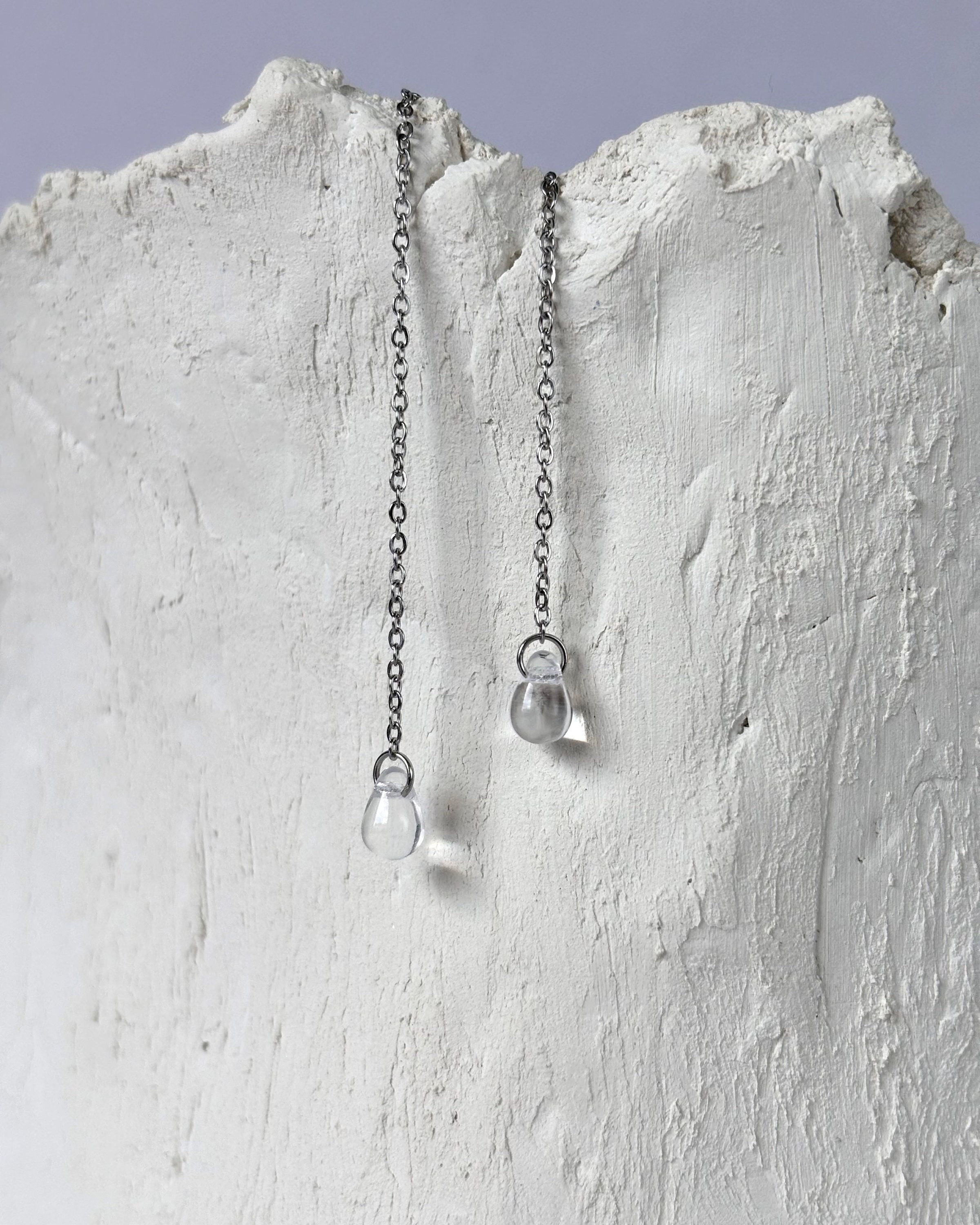 Orecchini Threader con lacrime. Perle di vetro e acciaio inossidabile. Orecchini a goccia e catena. Gioielli delicati — handmade Earrings by TVOR Jewelry — photo 2 of 4