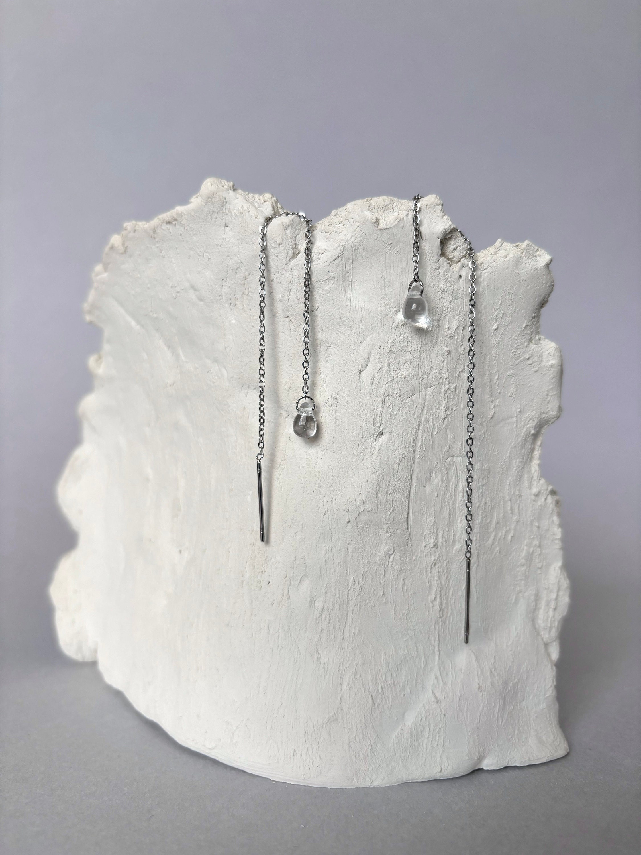 Orecchini Threader con lacrime. Perle di vetro e acciaio inossidabile. Orecchini a goccia e catena. Gioielli delicati — handmade Earrings by TVOR Jewelry — photo 3 of 4